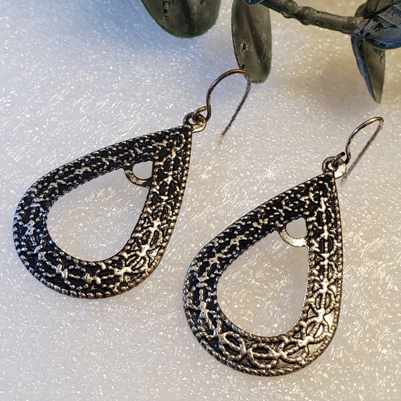 E23 Teardrop textured earrings - Picture 2 of 6